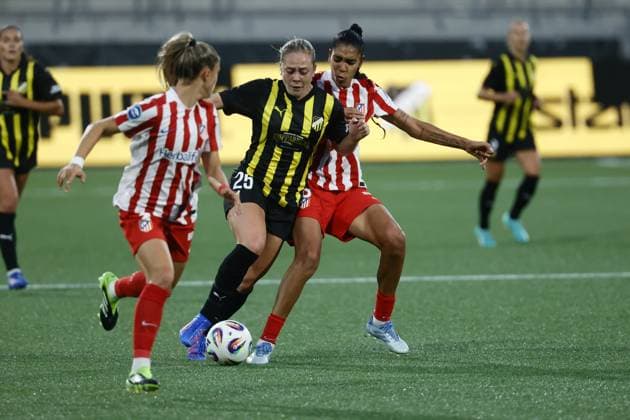 GÖTEBORG, SVERIGE 20250911 Häckens Alice Bergström med bollen försöker halla undan AtlÃ ticos Gabriela Garcia under torsdagens fotbollsmatch, tredje kvalomgangen match 1 i bäst av 2, mellan BK Häcken och AtlÃ tico de Madrid pa Bravida arena. GÖTEBORG SVERIGE x9200x