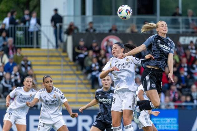 UWCL Qualifikation: Eintracht Frankfurt - Real Madrid, 11.09.2025 Nadine Riesen (Eintracht Frankfurt, 22) verpasst eine Flanke beim Eckball gegen Rocío Gálvez (Real Madrid, 4) Hinspiel der UEFA Women’s Champions League Qualifikation, 3. Runde, zwischen Eintracht Frankfurt und Real Madrid im Stadion am Brentanobad in Frankfurt am Main am 11.09.2025 Copyright: xBEAUTIFULxSPORTS Hahnex