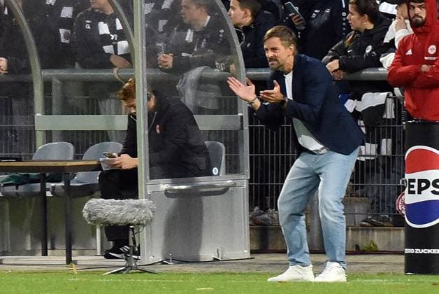 11.09.2025, xhbx, Fussball Quali Champions League, Eintracht Frankfurt Frauen - Real Madrid Frauen v.l. Trainer Niko Arnautis (Eintracht Frankfurt Damen) (DFL DFB REGULATIONS PROHIBIT ANY USE OF PHOTOGRAPHS as IMAGE SEQUENCES and or QUASI-VIDEO) Frankfurt