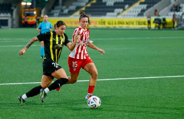 GÖTEBORG, SVERIGE 20250911 Häckens Tabitha Tindell och AtlÃ ticos Silvia Lloris under torsdagens fotbollsmatch, tredje kvalomgangen match 1 i bäst av 2, mellan BK Häcken och AtlÃ tico de Madrid pa Bravida arena. GÖTEBORG SVERIGE x9200x