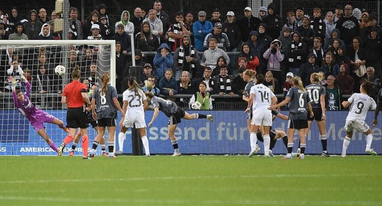 11.09.2025, xhbx, Fussball Quali Champions League, Eintracht Frankfurt Frauen - Real Madrid Frauen v.l. Goal scored, Tor zum 0:2 durch Signe Bruun (Real Madrid), Lina Altenburg (Eintracht Frankfurt Damen) kann den Ball nicht halten (DFL DFB REGULATIONS PROHIBIT ANY USE OF PHOTOGRAPHS as IMAGE SEQUENCES and or QUASI-VIDEO) Frankfurt