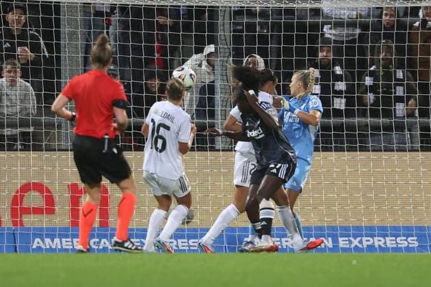 2025.09.10 xJFx Fussball UEFA Women Champions League Qualifikation Eintracht Frankfurt - Real Madrid v.l., Nicole Anyomi (Eintracht Frankfurt) köpft das Tor zum 1:2, Torfrau Merle Frohms (Real Madrid) (DFL DFB REGULATIONS PROHIBIT ANY USE OF PHOTOGRAPHS as IMAGE SEQUENCES and or QUASI-VIDEO) Copyright: JoaquimxFerreira