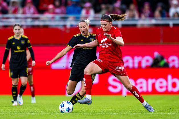250911 Lisa Naalsund of Manchester United, ManU and Signe Gaupset of Brann during the UEFA Women™s Champions League play-off football match between Brann and Manchester United on September 11, 2025 in Bergen. Photo: Marius Simensen BILDBYRAN Cop 238 bbeng brann brann kvinner champions league dam football fotball fotboll manchester united mesterligaen play off playoff soccer tfk womens champions league Copyright: MARIUSxSIMENSEN BB250911BB226