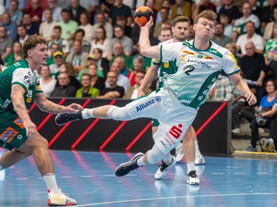 Tim Maximilian Hertzfeld (SC DHfK Leipzig, 72) liegt quer in der Luft, Frisch Auf Goeppingen vs. SC DHfK Leipzig, Handball, 1. Bundesliga, Herren, Spielzeit 2025 2026, 11.09.2025, Frisch Auf Goeppingen vs. SC DHfK Leipzig, Handball, 1. Bundesliga, Herren, Spielzeit 2025 2026, 11.09.2025 Goeppingen *** Tim Maximilian Hertzfeld SC DHfK Leipzig, 72 is in the air, Frisch Auf Goeppingen vs SC DHfK Leipzig, Handball, 1 Bundesliga, Men, 2025 2026 season, 11 09 2025, Frisch Auf Goeppingen vs SC DHfK Leipzig, Handball, 1 Bundesliga, Men, 2025 2026 season, 11 09 2025 Goeppingen Copyright: xEibner-Pressefoto MichaelxSchmidx EP_MST