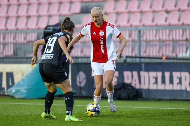 Amsterdam, Netherlands, September 11th 2025: Bo van Egmond (11 AFC Ajax) runs with the ball, Stefanie Grossgasteiger (19 SK Sturm Graz) defends during the UEFA Womens Europa Cup 2025 26 First Qualifying Round game between AFC Ajax and SK Sturm Graz at Sportcomplex De Toekomst in Amsterdam, the Netherlands. (Leiting Gao SPP) Copyright: xLeitingxGaox xSPPx spp-en-LeGaSp-LG202509112950
