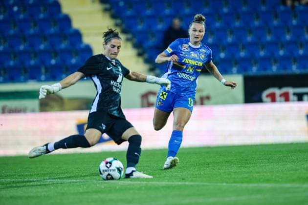 SOCCER - WCL, St.Poelten vs Hjorring SANKT POELTEN,AUSTRIA,11.SEP.25 - WOMEN SOCCER - UEFA Women s Champions League, qualification, SKN Sankt Poelten vs Fortuna Hjorring. Image shows Andrea Paraluta (Hjorring) and Carina Brunold (St.Poelten).  GEPAxpictures xManuelxBinder