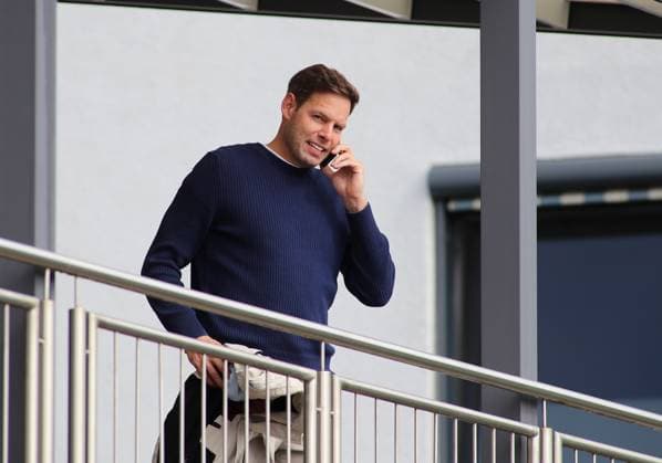 Fussball, Herren, 3.Liga, Saison 2025 2026, TSV 1860 München, Training Dr.Christian Werner, Geschäftsführer (TSV 1860 München) beim Telefonieren, Handy, Anruf
