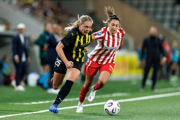 250911 Alice Bergström of Häcken and Fiamma Benitez of Atletico Madrid during the UEFA Women™s Champions League play-off football match between Häcken and Atletico Madrid on September 11, 2025 in Göteborg. Photo: Michael Erichsen BILDBYRAN COP 89 MI0874 fotboll football soccer fotball uefa womens champions league häcken atletico madrid dam bbeng play-offsbbauto Copyright: MICHAELxERICHSEN BB250911MI036
