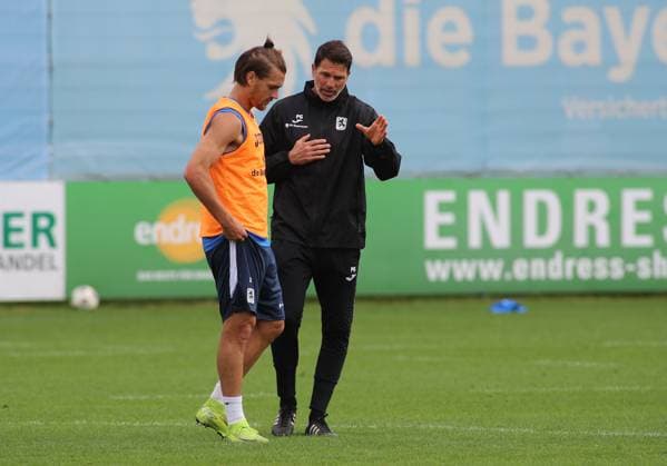 Fussball, Herren, 3.Liga, Saison 2025 2026, TSV 1860 München, Training Sigurd Haugen (TSV 1860 München) (li.) mit Patrick Glöckner Gloeckner, Trainer (TSV 1860 München) (re.) im Einzelgespräch auf dem Platz