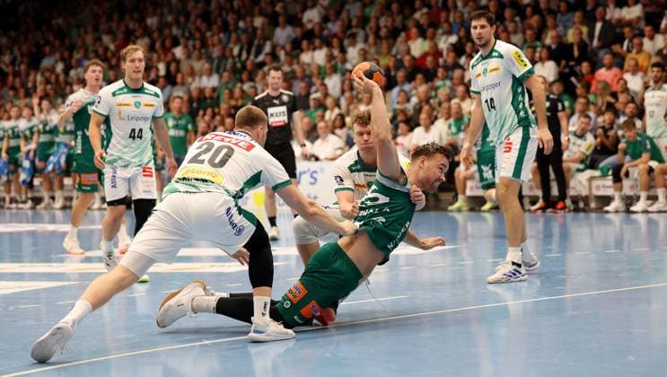 BAU 11.09.2025 Göppingen Handball Frisch Auf Göppingen vs. SC DHfK Leipzig, v.l. William Bogojevic (Leipzig), Tim Maximiliam Hertzfeld (Leipzig), Ludvig Jurmala Aström (Göppingen)