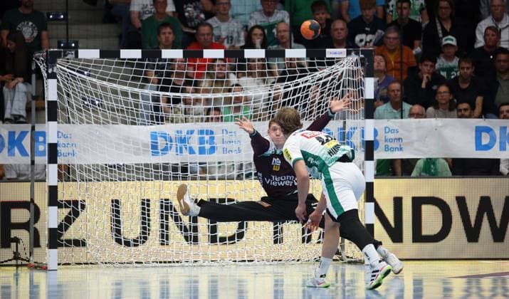 BAU 11.09.2025 Göppingen Handball Frisch Auf Göppingen vs. SC DHfK Leipzig, v.l. Julian Buchele (Göppingen), Blaer Hinrikson (Leipzig)