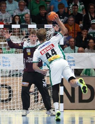 BAU 11.09.2025 Göppingen Handball Frisch Auf Göppingen vs. SC DHfK Leipzig, v.l. Julian Buchele (Göppingen), Blaer Hinrikson (Leipzig)