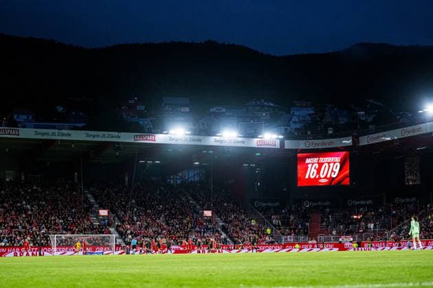 250911 Spectators in the stands at Brann Stadion during the UEFA Women™s Champions League play-off football match between Brann and Manchester United, ManU on September 11, 2025 in Bergen. Photo: Marius Simensen BILDBYRAN Cop 238 bbeng brann brann kvinner champions league dam football fotball fotboll manchester united mesterligaen play off playoff soccer tfk womens champions league Copyright: MARIUSxSIMENSEN BB250911BB282