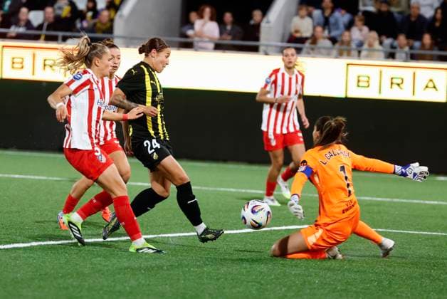 Häcken s Tabitha Tindell attacks AtlÃ tico s goalkeeper Lola Gallardo during thursday s football match, third qualifying round match 1 in best of 2, between BK Häcken and AtlÃ tico de Madrid at Bravida arena in Gothenburg, Sweden on september 11, 2025. GÖTEBORG SWEDEN x9200x