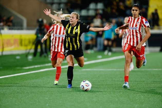 GÖTEBORG, SVERIGE 20250911 Häckens Alice Bergström och AtlÃ ticos Gabriela Garcia under torsdagens fotbollsmatch, tredje kvalomgangen match 1 i bäst av 2, mellan BK Häcken och AtlÃ tico de Madrid pa Bravida arena. GÖTEBORG SVERIGE x9200x