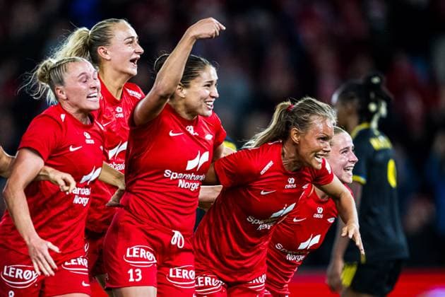 250911 Ingrid Stenevik of Brann celebrates after scoring the 1-0 goal during the UEFA Women™s Champions League play-off football match between Brann and Manchester United, ManU on September 11, 2025 in Bergen. Photo: Marius Simensen BILDBYRAN Cop 238 bbeng brann brann kvinner champions league dam football fotball fotboll jubel manchester united mesterligaen play off playoff soccer tfk womens champions league Copyright: MARIUSxSIMENSEN BB250911BB289