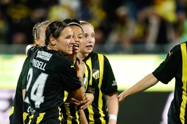 GÖTEBORG, SVERIGE 20250911 Häckens Felicia Schröder jublar tillsammans med Tabitha Tindell efter att ha kvitterat till 1-1 under torsdagens fotbollsmatch, tredje kvalomgangen match 1 i bäst av 2, mellan BK Häcken och AtlÃ tico de Madrid pa Bravida arena. GÖTEBORG SVERIGE x9200x