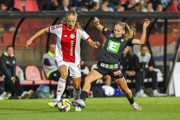 Amsterdam, Netherlands, September 11th 2025: Ilayah Dostmohamed (17 AFC Ajax) battles for possession with Lena Breznik (17 SK Sturm Graz) during the UEFA Womens Europa Cup 2025 26 First Qualifying Round game between AFC Ajax and SK Sturm Graz at Sportcomplex De Toekomst in Amsterdam, the Netherlands. (Leiting Gao SPP) Copyright: xLeitingxGaox xSPPx spp-en-LeGaSp-LG202509113351