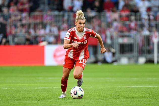 Fußball I Frauen I Saison 2025-2026 I Bundesliga I 1. Spieltag I FC Bayern München - Bayer 04 Leverkusen I 06.09.2025 Linda Dallmann (10, FC Bayern München) dribbelt mit dem Ball Freisteller, Nahaufnahme, Porträt, Portrait, Einzelfoto, Einzelbild, Körper München Allianz-Arena (Werner-Heisenberg-Allee 25) Bayern Deutschland Copyright: xLobeca InesxHähnelx