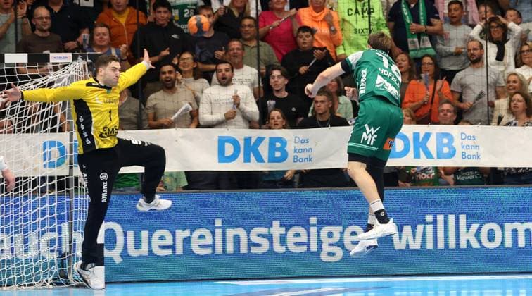BAU 11.09.2025 Göppingen Handball Frisch Auf Göppingen vs. SC DHfK Leipzig, Fynn Hofele (Göppingen, rechts) trifft zum 24:24 Ausgleich gegen Domenico Ebner (Leipzig)