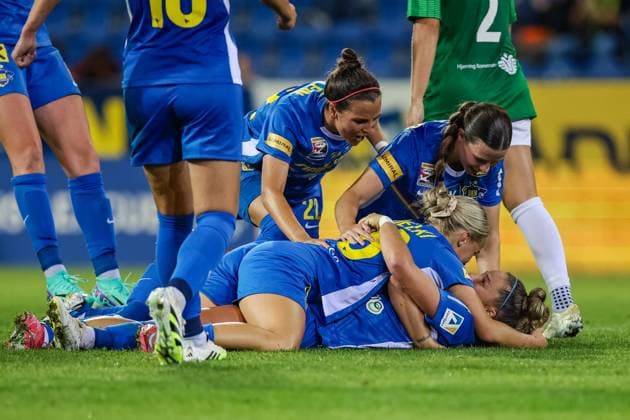 SOCCER - WCL, St.Poelten vs Hjorring SANKT POELTEN,AUSTRIA,11.SEP.25 - WOMEN SOCCER - UEFA Women s Champions League, qualification, SKN Sankt Poelten vs Fortuna Hjorring. Image shows the rejoicing of the team St.Poelten.  GEPAxpictures xManuelxBinder
