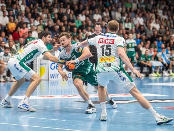 David Schmidt (Frisch Auf Goeppingen, 77) im Duell mit Marko Mamic (SC DHfK Leipzig, 14) und Adam Loenn (SC DHfK Leipzig, 15), Frisch Auf Goeppingen vs. SC DHfK Leipzig, Handball, 1. Bundesliga, Herren, Spielzeit 2025 2026, 11.09.2025, Frisch Auf Goeppingen vs. SC DHfK Leipzig, Handball, 1. Bundesliga, Herren, Spielzeit 2025 2026, 11.09.2025 Goeppingen Copyright: xEibner-Pressefoto MichaelxSchmidx EP_MST