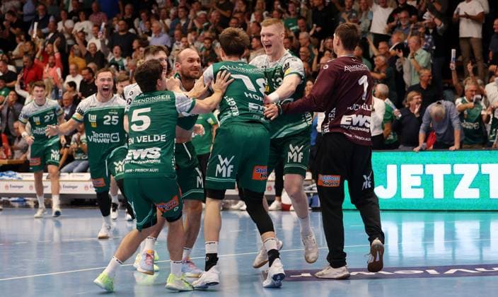 BAU 11.09.2025 Göppingen Handball Frisch Auf Göppingen vs. SC DHfK Leipzig, Göppinger Jubel, Fynn Hofele (Mitte, Göppingen, Nr.24) wird nach seinem 24:24 Ausgleich gefeiert, Ymir Öm Gislason (2.v.r, Göppingen) *** BAU 11 09 2025 Göppingen Handball Frisch Auf Göppingen vs SC DHfK Leipzig, Göppingen cheers, Fynn Hofele center, Göppingen, No. 24 is celebrated after his 24 24 equalizer, Ymir Öm Gislason 2 v r, Göppingen