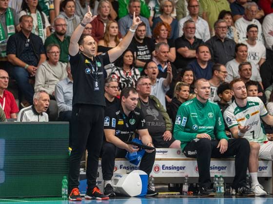 Raul Alonso, Cheftrainer (SC DHfK Leipzig) ist mit einer Schiedsrichterentscheidung nicht zufrieden, Frisch Auf Goeppingen vs. SC DHfK Leipzig, Handball, 1. Bundesliga, Herren, Spielzeit 2025 2026, 11.09.2025, Frisch Auf Goeppingen vs. SC DHfK Leipzig, Handball, 1. Bundesliga, Herren, Spielzeit 2025 2026, 11.09.2025 Goeppingen Copyright: xEibner-Pressefoto MichaelxSchmidx EP_MST