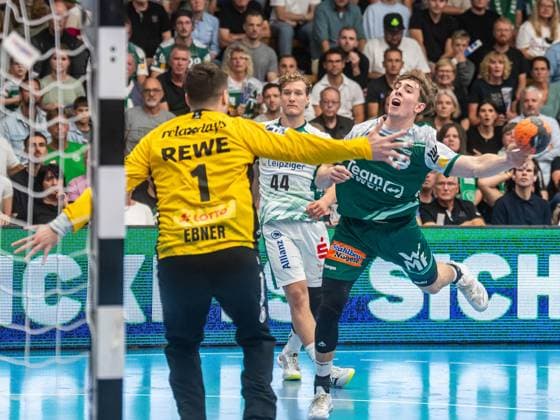 Fynn Hofele (Frisch Auf Goeppingen, 18) wird mit einem Wurf von aussen zum Matchwinner, Frisch Auf Goeppingen vs. SC DHfK Leipzig, Handball, 1. Bundesliga, Herren, Spielzeit 2025 2026, 11.09.2025, Frisch Auf Goeppingen vs. SC DHfK Leipzig, Handball, 1. Bundesliga, Herren, Spielzeit 2025 2026, 11.09.2025 Goeppingen Copyright: xEibner-Pressefoto MichaelxSchmidx EP_MST