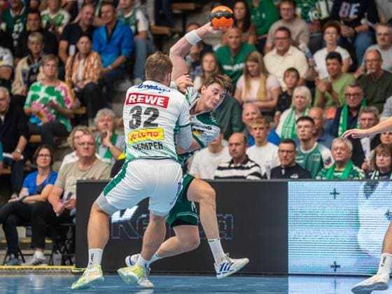 Oskar Sunnefeldt (Frisch Auf Goeppingen, 27) im Zweikampf mit Franz Semper (SC DHfK Leipzig, 32), Frisch Auf Goeppingen vs. SC DHfK Leipzig, Handball, 1. Bundesliga, Herren, Spielzeit 2025 2026, 11.09.2025, Frisch Auf Goeppingen vs. SC DHfK Leipzig, Handball, 1. Bundesliga, Herren, Spielzeit 2025 2026, 11.09.2025 Goeppingen Copyright: xEibner-Pressefoto MichaelxSchmidx EP_MST