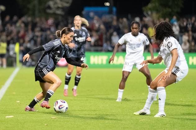 11.09.2025, xhfmx, Fussball Quali Champions League, Eintracht Frankfurt Frauen - Real Madrid Frauen v.l. Ereleta Memeti (Eintracht Frankfurt) im Zweikampf mit Yasmim Assis Ribeiro (Real Madrid) (DFL DFB REGULATIONS PROHIBIT ANY USE OF PHOTOGRAPHS as IMAGE SEQUENCES and or QUASI-VIDEO) Frankfurt