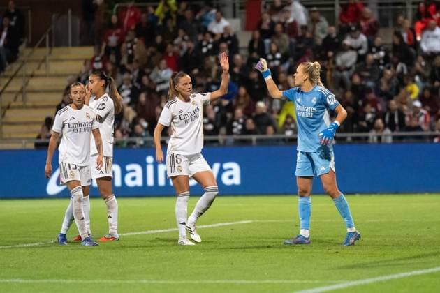11.09.2025, xhfmx, Fussball Quali Champions League, Eintracht Frankfurt Frauen - Real Madrid Frauen v.l. Sandie Toletti (Real Madrid) und Merle Frohms (Real Madrid) klatschen ab (DFL DFB REGULATIONS PROHIBIT ANY USE OF PHOTOGRAPHS as IMAGE SEQUENCES and or QUASI-VIDEO) Frankfurt