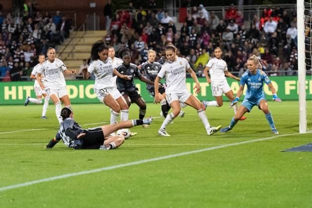 11.09.2025, xhfmx, Fussball Quali Champions League, Eintracht Frankfurt Frauen - Real Madrid Frauen v.l. Geraldine Reuter (Eintracht Frankfurt) versucht einen Ball in den Strafraum zu bringen, Yasmim Assis Ribeiro (Real Madrid) rettet (DFL DFB REGULATIONS PROHIBIT ANY USE OF PHOTOGRAPHS as IMAGE SEQUENCES and or QUASI-VIDEO) Frankfurt