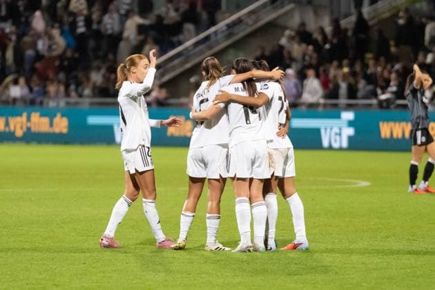 11.09.2025, xhfmx, Fussball Quali Champions League, Eintracht Frankfurt Frauen - Real Madrid Frauen Real Madrid bejubelt den Auswärtssieg bei Eintracht Frankfurt. Sara Rosted Holmgaard (Real Madrid), Sandie Toletti (Real Madrid), Maria Mendez (Real Madrid), Maelle Lakrar (Real Madrid) (DFL DFB REGULATIONS PROHIBIT ANY USE OF PHOTOGRAPHS as IMAGE SEQUENCES and or QUASI-VIDEO) Frankfurt