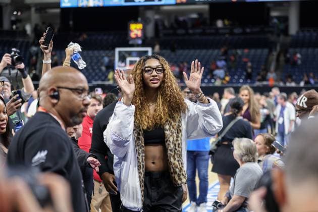 Chicago, USA, September 11, 2025: Angel Reese (5 Chicago Sky) waves good bye to the fans after the game between the Chicago Sky and New York Liberty on Thursday September 11, 2025 at Wintrust Arena, Chicago, USA. (NO COMMERCIAL USAGE) (Shaina Benhiyoun SPP) Copyright: xShainaxBenhiyoun SPPx spp-en-ShBe-8P6A2567