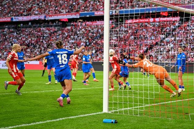 Fußball I Frauen I Saison 2025-2026 I Bundesliga I 1. Spieltag I FC Bayern München - Bayer 04 Leverkusen I 06.09.2025 Strafraumszene Friederike Repohl (27, Bayer 04 Leverkusen) hält einen Torschuss München Allianz-Arena (Werner-Heisenberg-Allee 25) Bayern Deutschland Copyright: xLobeca InesxHähnelx
