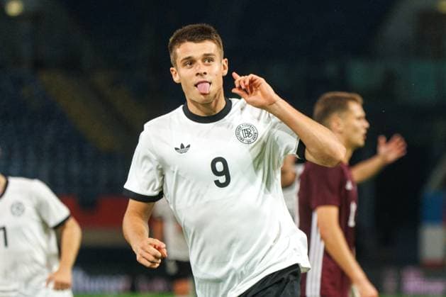Torjubel und Freunde über den Treffer zum 3:0 bei Torschütze Nicolo Tresoldi (GER) ; GER, Deutschland vs. Lettland, EM-Qualifikation U 21 Gruppenphase, Fußball, Männer, 09.09.2025 Rostock Ostseestadion Mecklenburg - Vorpommern Deutschland
