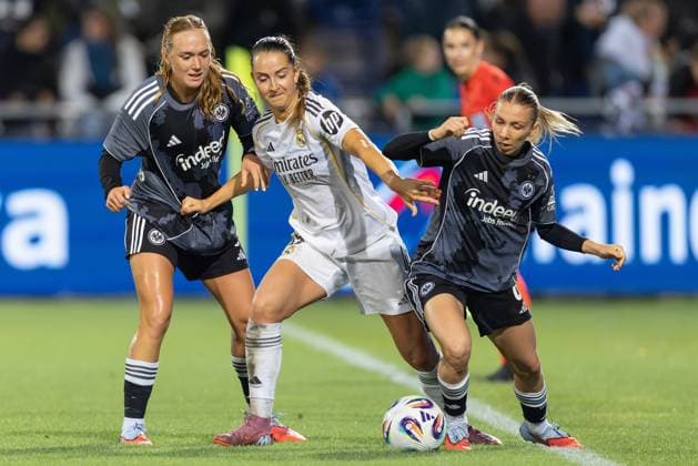 Eintracht Frankfurt - Real Madrid, Frauen Champions League Elisa Senß Senss (Eintracht Frankfurt, 6, rechts) trennt mit Unterstützung von Lisanne Gräwe Graewe (Eintracht Frankfurt, 8, links) Sara Däbritz Daebritz (Real Madrid, 8) vom Ball. Qualifikationsspiel der Uefa Women s Champions League zwischen Eintracht Frankfurt und Real Madrid am 11. September 2025 im Stadion am Brentanobad in Frankfurt am Main., Frankfurt am Main Hessen Deutschland Stadion am Brentanobad *** Eintracht Frankfurt Real Madrid, Women s Champions League Elisa Senß Senss Eintracht Frankfurt, 6, right separates with support of Lisanne Gräwe Graewe Eintracht Frankfurt, 8, left Sara Däbritz Daebritz Real Madrid, 8 from the ball Uefa Women s Champions League qualifying match between Eintracht Frankfurt and Real Madrid on September 11, 2025 at Stadion am Brentanobad in Frankfurt am Main , Frankfurt am Main Hessen Germany Stadion am Brentanobad