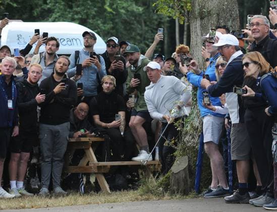 Golf - 2025 DP World Tour - BMW PGA, Golf Herren Championship - Round Two - Wentworth Club - Friday 12th September 2025 Rory McIlroy of Ireland hits his 2nd shot after diving into the trees 