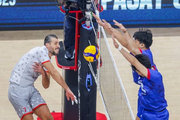 (250912) -- PASAY CITY, Sept. 12, 2025 -- Elyes Karamosli (L) of Tunisia spikes the ball during the pool A match between Tunisia and the Philippines at the 2025 FIVB Volleyball Men s World Championship, WM, Weltmeisterschaft in Pasay City, the Philippines, Sept. 12, 2025. ) (SP)THE PHILIPPINES-PASAY CITY-VOLLEYBALL-FIVB MEN S WORLD CHAMPIONSHIP-PHL VS TUN RouellexUmali 
