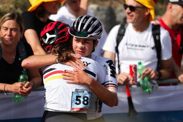 2025 UCI Mountain Bike World Championships Picture by Alex Whitehead SWpix.com - 12 09 2025 - Cycling - 2025 UCI Mountain Bike World Championships - Cross-country Olympic - Crans Montana, Valais, Switzerland - Women Junior - Leni Burger (Germany) is hugged by a teammate Copyright: x xSWpix.comx(t axPhotographyxHubxLtd)xAlexxWhitehead SWpix.comx SWP-3030-3555
