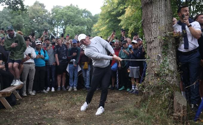 . - BMW PGA, Golf Herren Championship 2025, Day Two, DP World Tour, Wentworth Golf Club, Virginia Water, Surrey, England.- 12th September 2025. (C) Daniel Weir Crystal Pix Rory Mcilroy Of Northern Ireland takes a shot from the rough on the 17th hole during the BMW PGA Championship 2025 Day Two. - BMW PGA Championship 2025, Day Two, DP World Tour, Wentworth Golf Club, Virginia Water, Surrey, England.- 12th September 2025. (C) Daniel Weir Crystal Pix Surrey Wentworth Golf Club United Kingdom Copyright: xDanielxWeirx CP_BMW_PGA_Championship_2025_Day_Two_65