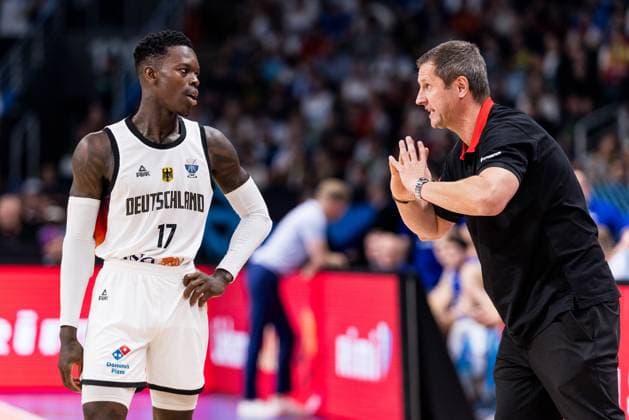 FIBA EuroBasket 2025: Deutschland - Finnland; 12.09.2025 Dennis Schröder (Deutschland, 17) wird von Alan Ibrahimagic (Co-Trainer Deutschland) gecoacht FIBA EuroBasket 2025: Deutschland - Finnland; Riga, Arena Riga am 12.09.2025 Copyright: xBEAUTIFULxSPORTS Wunderlx