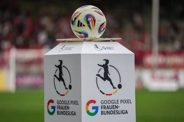 Google Pixel Frauen-Bundesliga: SC Freiburg vs. 1. FC Köln, 10.09.2025 Spielball adidas EURO25 Konektis Pro auf dem Google Pixel Frauen-Bundesliga Podest Google Pixel Frauen-Bundesliga: SC Freiburg vs. 1. FC Köln, Dreisamstadion, 10.09.2025 DFB DFL REGULATIONS PROHIBIT ANY USE OF PHOTOGRAPHS AS IMAGE SEQUENCES AND OR QUASI-VIDEO. Copyright: xBEAUTIFULxSPORTS Boscox