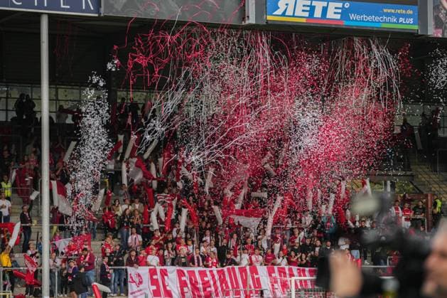 Google Pixel Frauen-Bundesliga: SC Freiburg vs. 1. FC Köln, 10.09.2025 Fans vom SC Freiburg die die Frauen anfeuern Google Pixel Frauen-Bundesliga: SC Freiburg vs. 1. FC Köln, Dreisamstadion, 10.09.2025 DFB DFL REGULATIONS PROHIBIT ANY USE OF PHOTOGRAPHS AS IMAGE SEQUENCES AND OR QUASI-VIDEO. Copyright: xBEAUTIFULxSPORTS Boscox