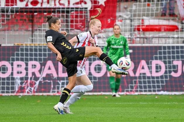 Laura Feiersinger (1. FC Koeln Frauen, 27) am Ball vor Meret Felde (SC Freiburg Frauen, 04) GER, SC Freiburg - 1. FC Koeln, Frauen-Fussball, Google Pixel Frauen-Bundesliga, 2. Spieltag, Saison 2025 2026, 12.09.2025 DFB REGULATIONS PROHIBIT ANY USE OF PHOTOGRAPHS AS IMAGE SEQUENCES AND OR QUASI-VIDEO GER, SC Freiburg - 1. FC Koeln, Frauen-Fussball, Google Pixel Frauen-Bundesliga, 2. Spieltag, Saison 2025 2026, 12.09.2025 Freiburg Copyright: xEibner-Pressefoto ThomasxHessx EP_THS