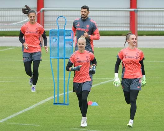 12.09.2025, FC Bayern Trainingsgelaende, Saebenerstrasse Muenchen, Fussball, im Bild: Maria Luisa Grohs, TW Trainer Michael Netolitzki, Anna Klink und Ina Mahmutovic (FC Bayern)