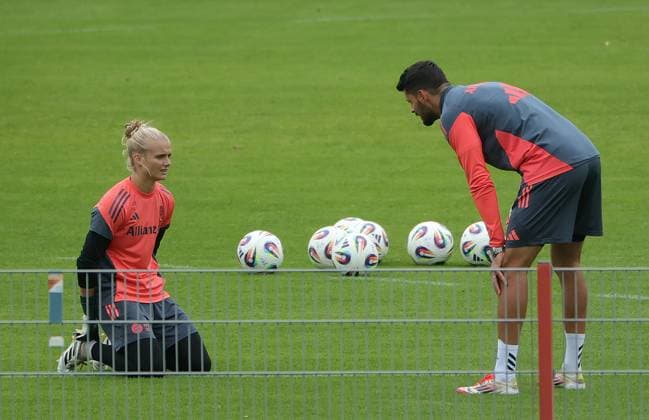 12.09.2025, FC Bayern Trainingsgelaende, Saebenerstrasse Muenchen, Fussball, im Bild: Anna Klink (FC Bayern) und Torwart Trainer Michael Netolitzki (FC Bayern)