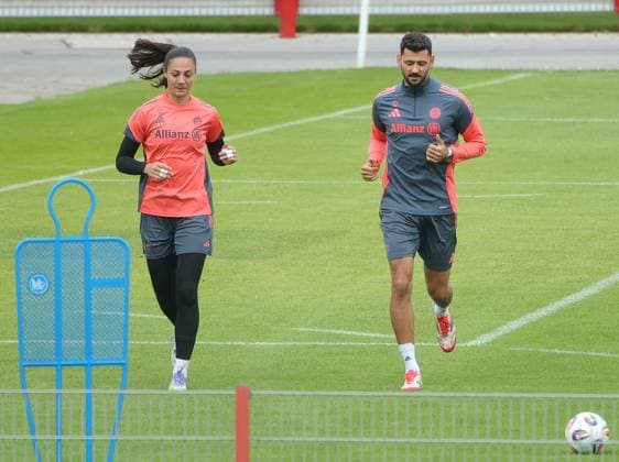 12.09.2025, FC Bayern Trainingsgelaende, Saebenerstrasse Muenchen, Fussball, im Bild: Maria Luisa Gros und Michael Netolistzki (FC Bayern)