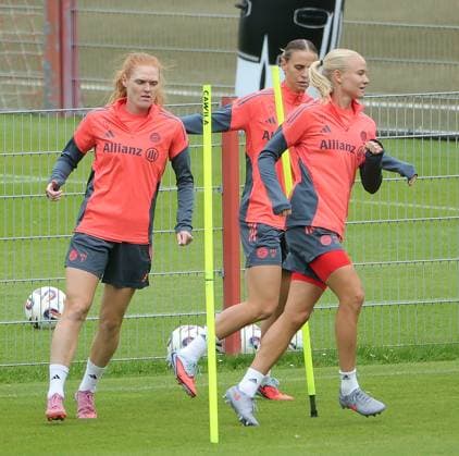 12.09.2025, FC Bayern Trainingsgelaende, Saebenerstrasse Muenchen, Fussball, im Bild: Stine Ballisager (FC Bayern), Klara Buehl (FC Bayern) und Pernille Harder (FC Bayern )